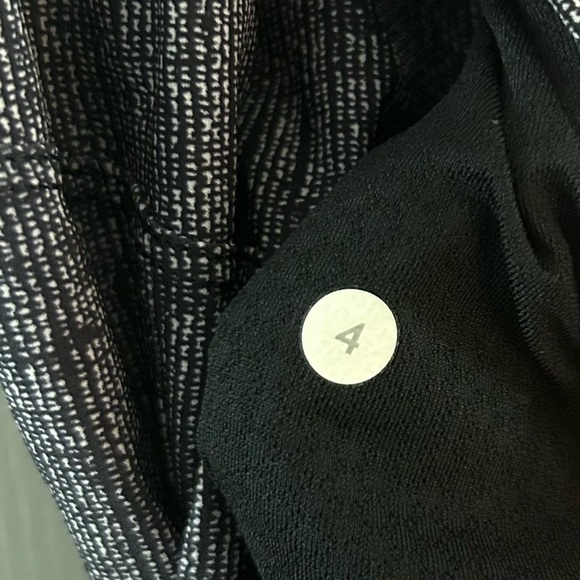 Lululemon Rollin' With My Omies Pant- Burlap Texture Black Dune/ Size 4 (FLAWED) - Picture 11 of 13